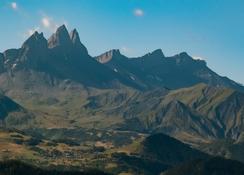 Au pied des Aiguilles d’Arves depuis Le Chalmieu