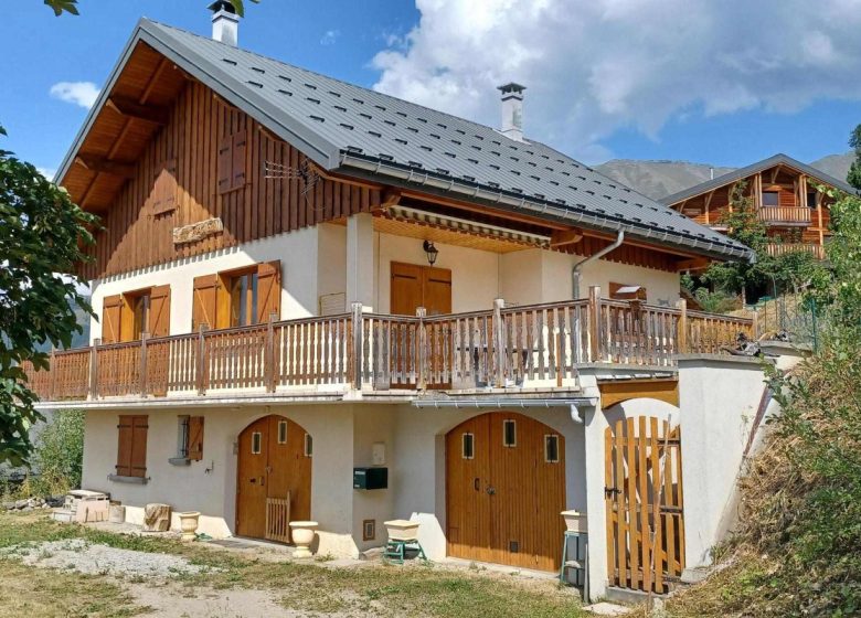 Chalet l’Agnelin – 8 pers. – grande terrasse plein sud – vue montagne – Albiez Montrond