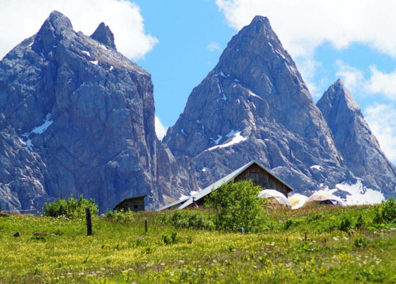 Montée au Pied des Aiguilles d’Arves