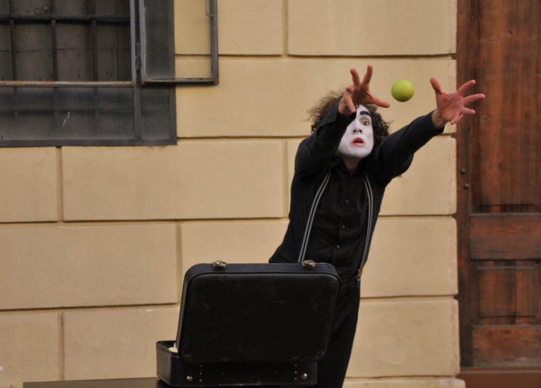 From a suitcase – Spectacle Est Dans La Rue