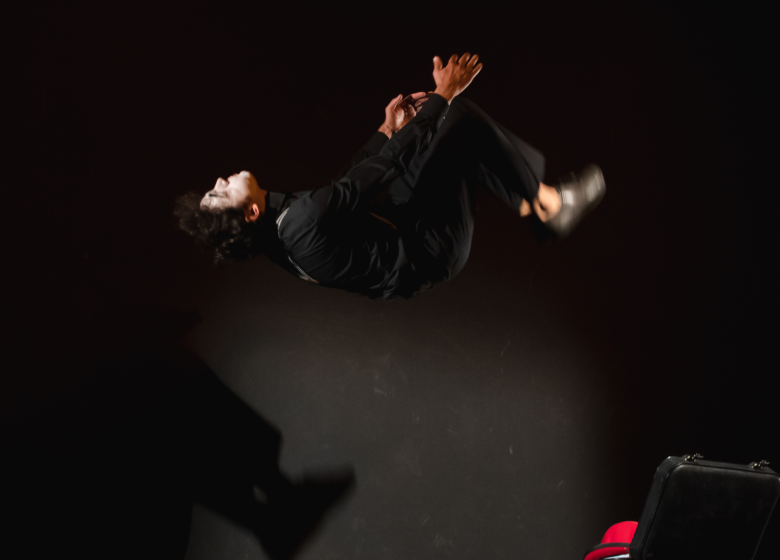 From a suitcase – Spectacle Est Dans La Rue