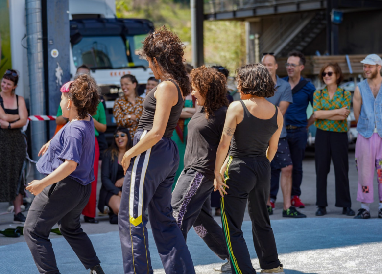 Parade d’intimidation Aigre-douce  – Spectacle Est Dans La Rue