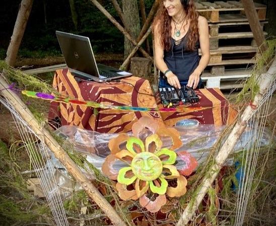 Danse libre avec Agnès DJ  – Festival Hygge