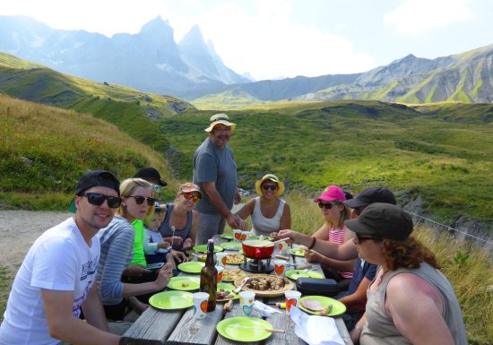Fondue savoyarde en alpage, petite randonnée en montagne