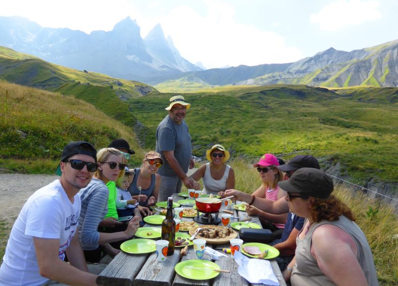 Fondue savoyarde en alpage, petite randonnée en montagne