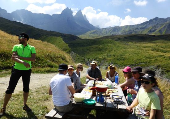 Fondue savoyarde en alpage, petite randonnée en montagne