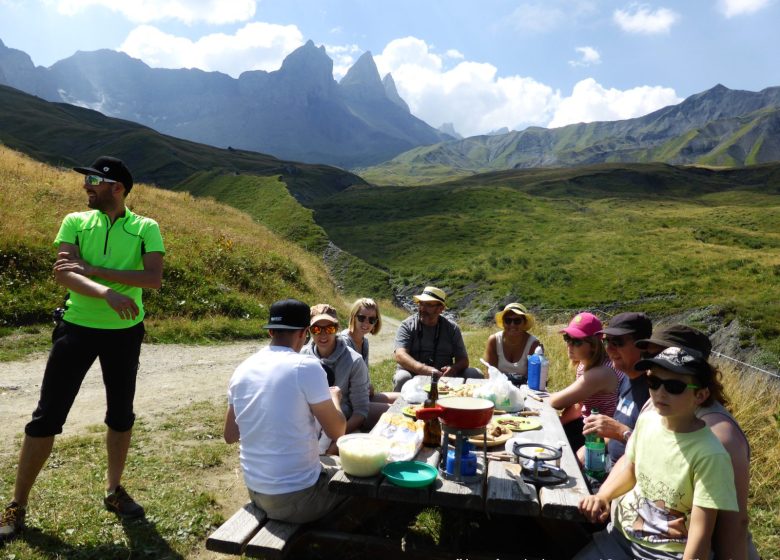 Fondue savoyarde en alpage, petite randonnée en montagne