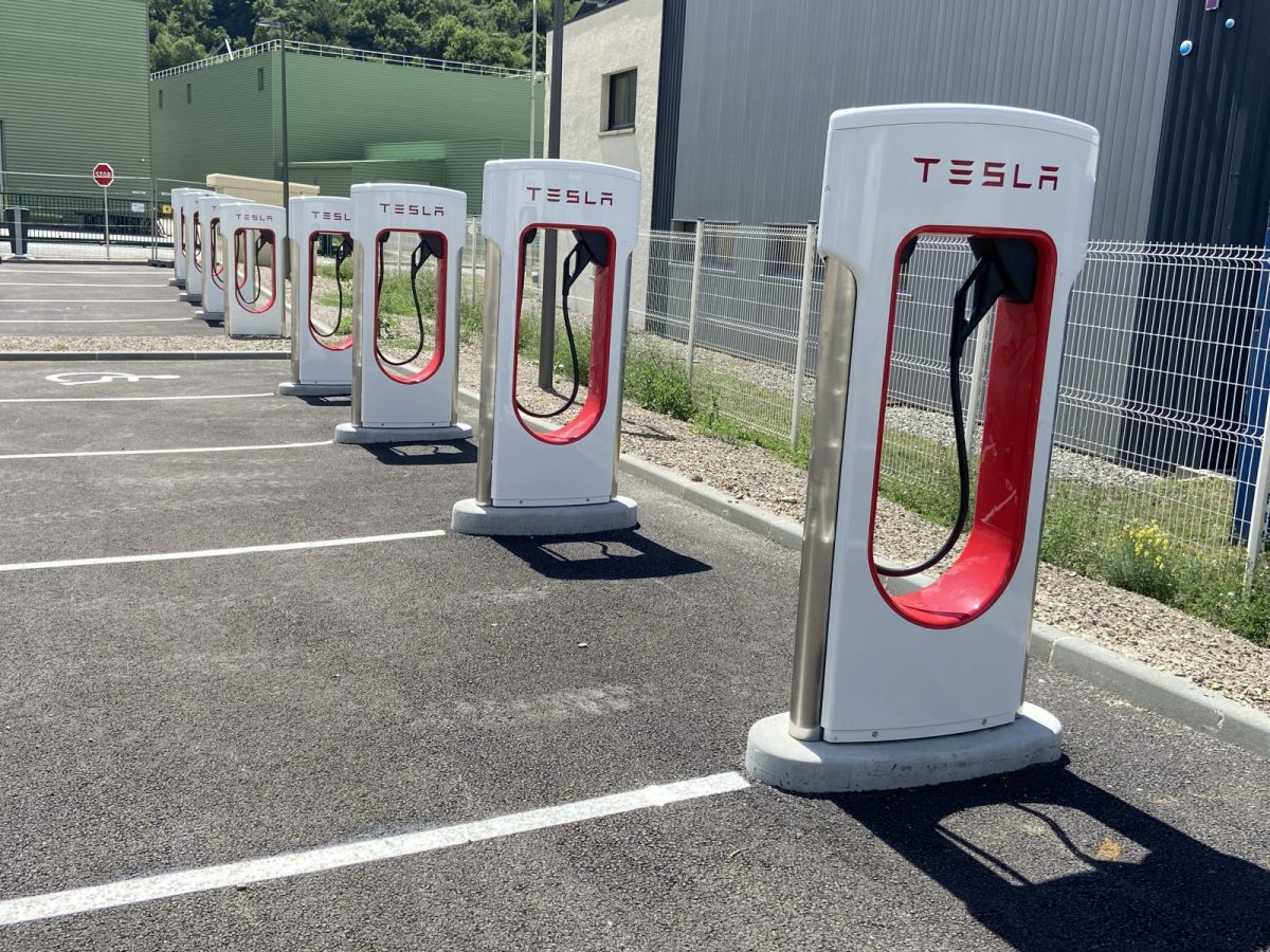 Borne de recharge Tesla à Saint-Jean-de-Maurienne - Montagnicimes