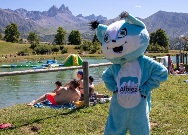 Emy la mascotte se promène au Plan d’eau