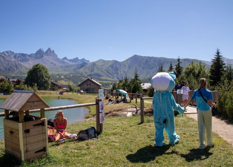 Emy la mascotte se promène au Plan d’eau