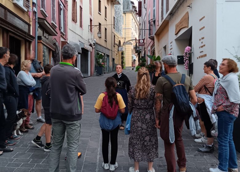 Visite guidée nocturne – Visite décalée avec Jeanne la jarrience
