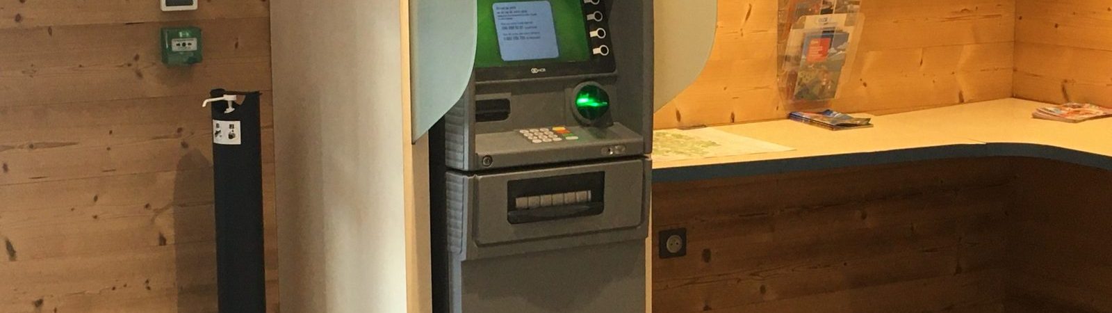 Distributeur de billets du Crédit Agricole