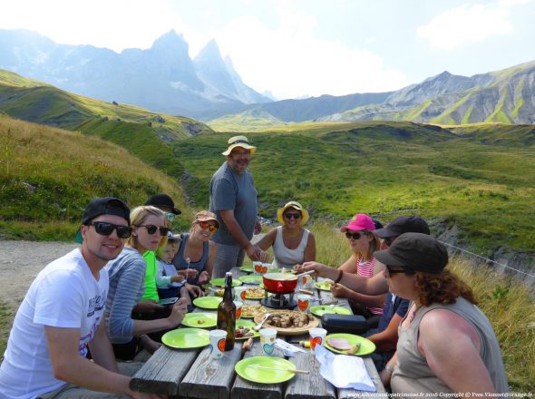 Fondue savoyarde en alpage, petite randonnée en montagne