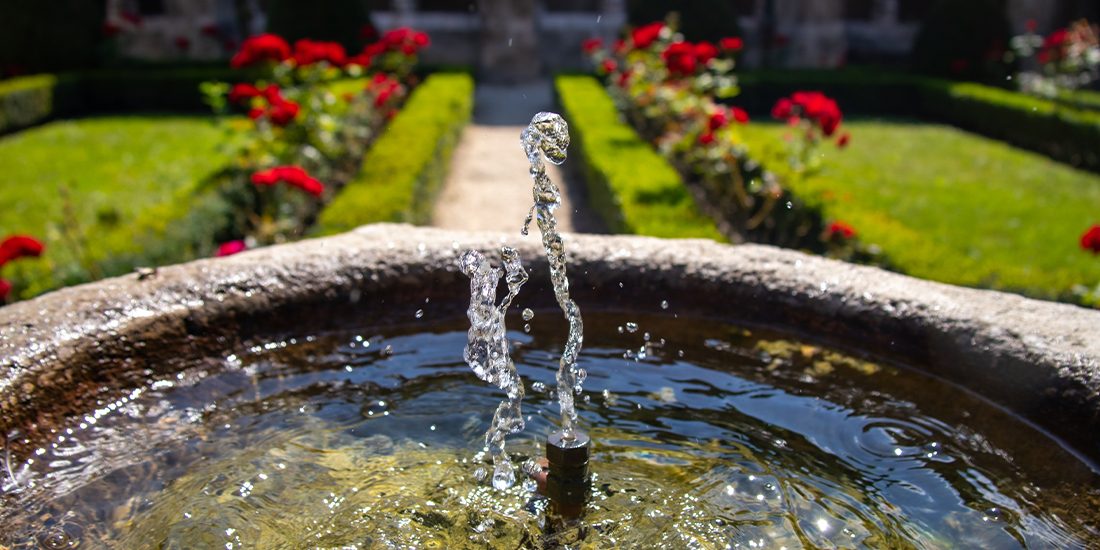Le cloitre fontaine 1100x550px©OTIMontagnicimes